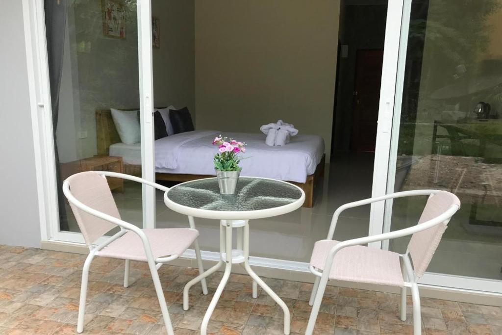 Snooze Inn Phuket - Free Shuttle to Bang Rong Pier
