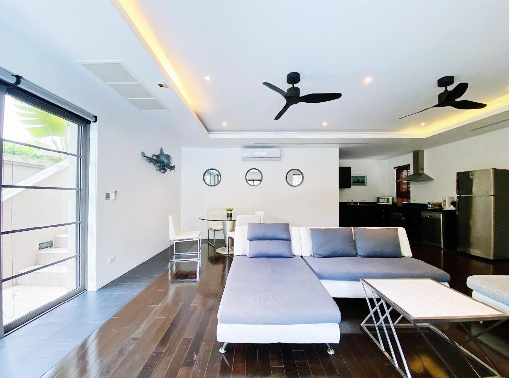 Beautiful 2br pool villa walk to Bangtao beach and Catch club