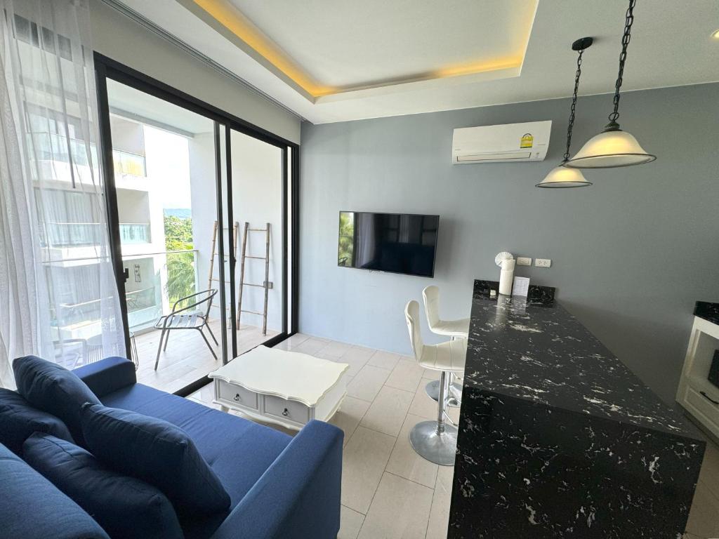 Apartment at Palmyrah Surin by Lofty