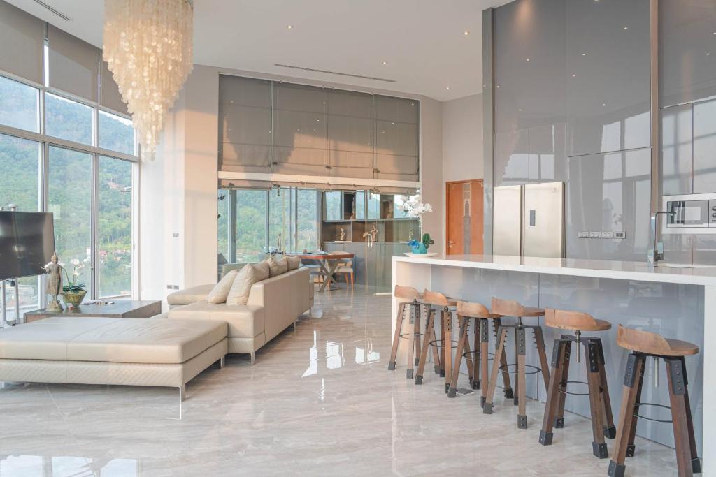 360* Ultimate Penthouse Entire TOP FLOOR and RESORT with GREAT AMENITIES