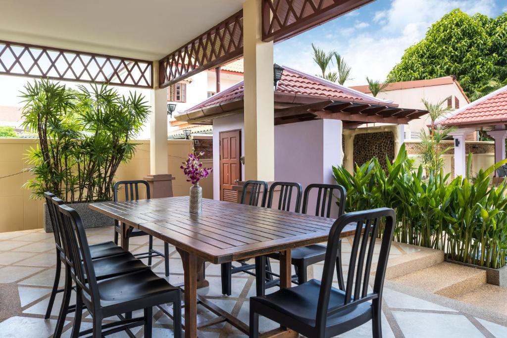 Beautiful 5BR Villa Felicity, Pool & Garden, near Naiharn