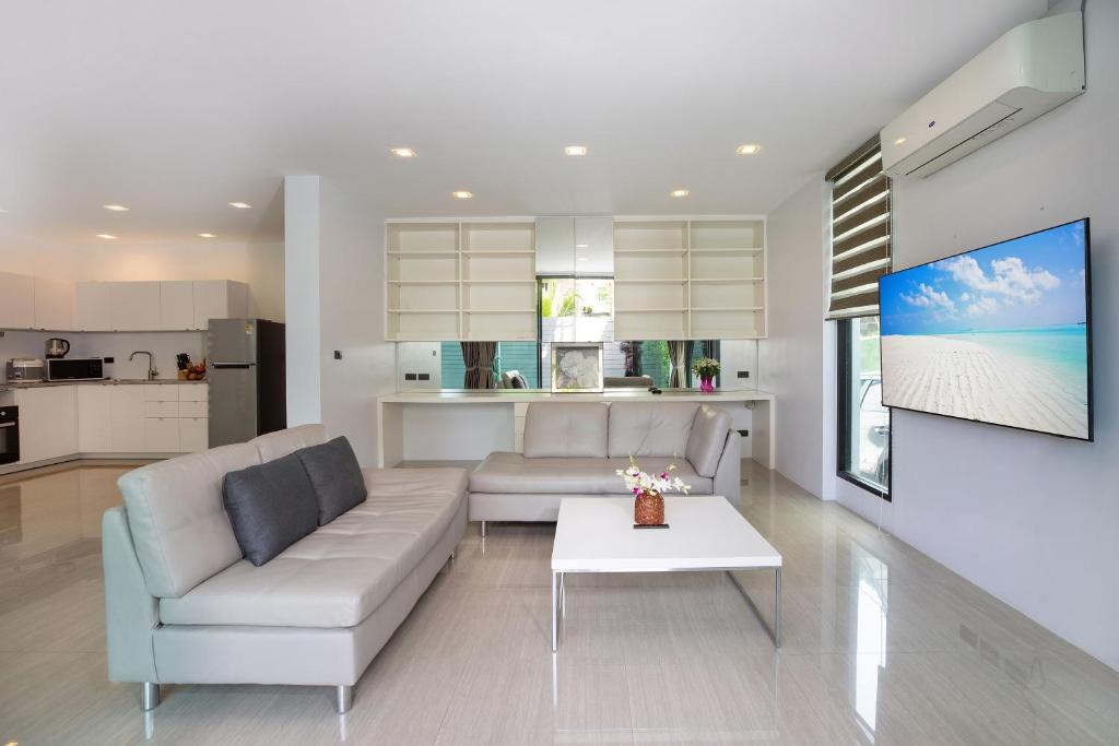 Lively Stay at Vibrant Kata, 4BR Pool Villa B2 near Beach - UTK2