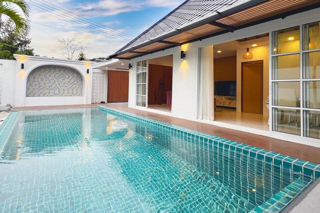 Luxury Pool Villa in Phuket Luxury Pool Villa in Phuket
