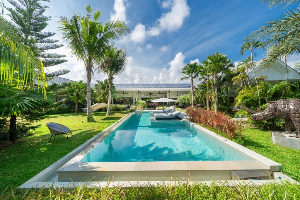Contemporary Eden - Villa Jeladore, 5BR, Garden & Pool, near Laguna Contemporary Eden - Villa Jeladore, 5BR, Garden & Pool, near Laguna