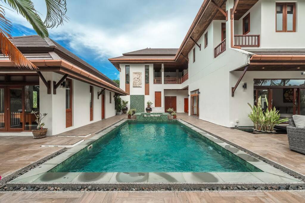 Luxurious 5-Bedroom , 24 hour security , jacuzzi ! V45