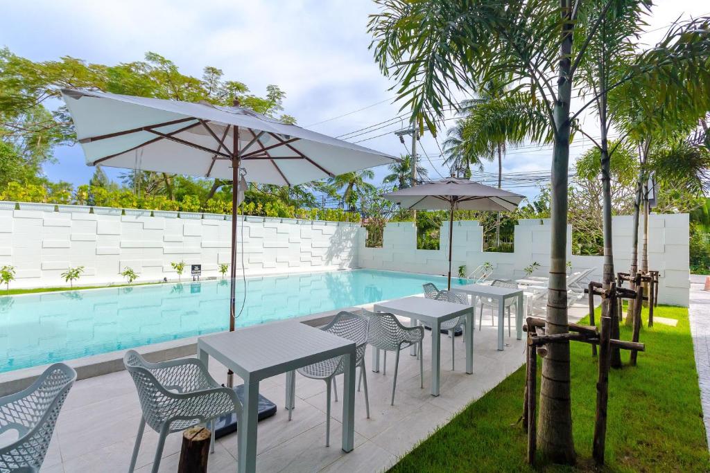 Oceanstone by Holy Cow, 1-BR, next building view