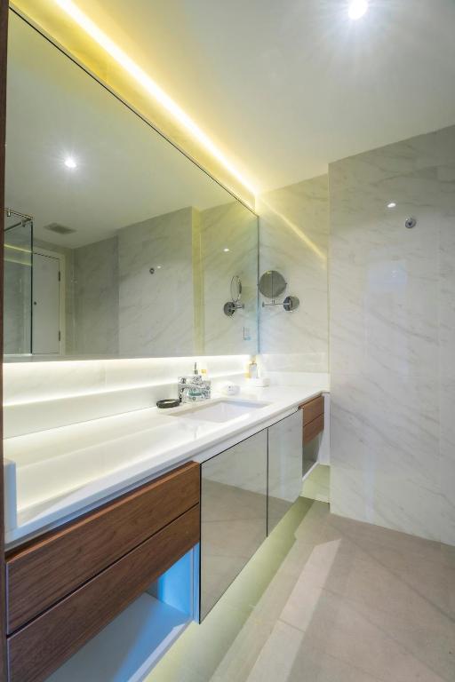 Stylish Beachfront 2BR Flat