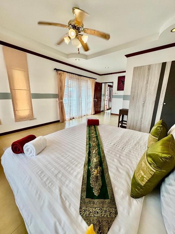 Amazing 4BR pool villa near beach Bangtao