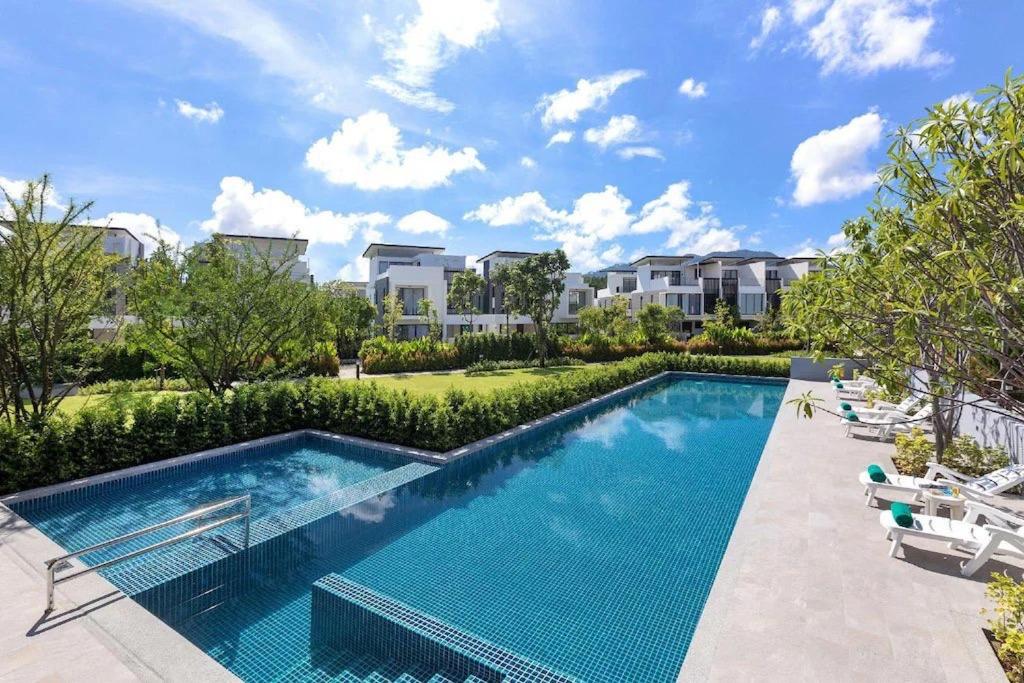 Big Lucky home in Laguna park