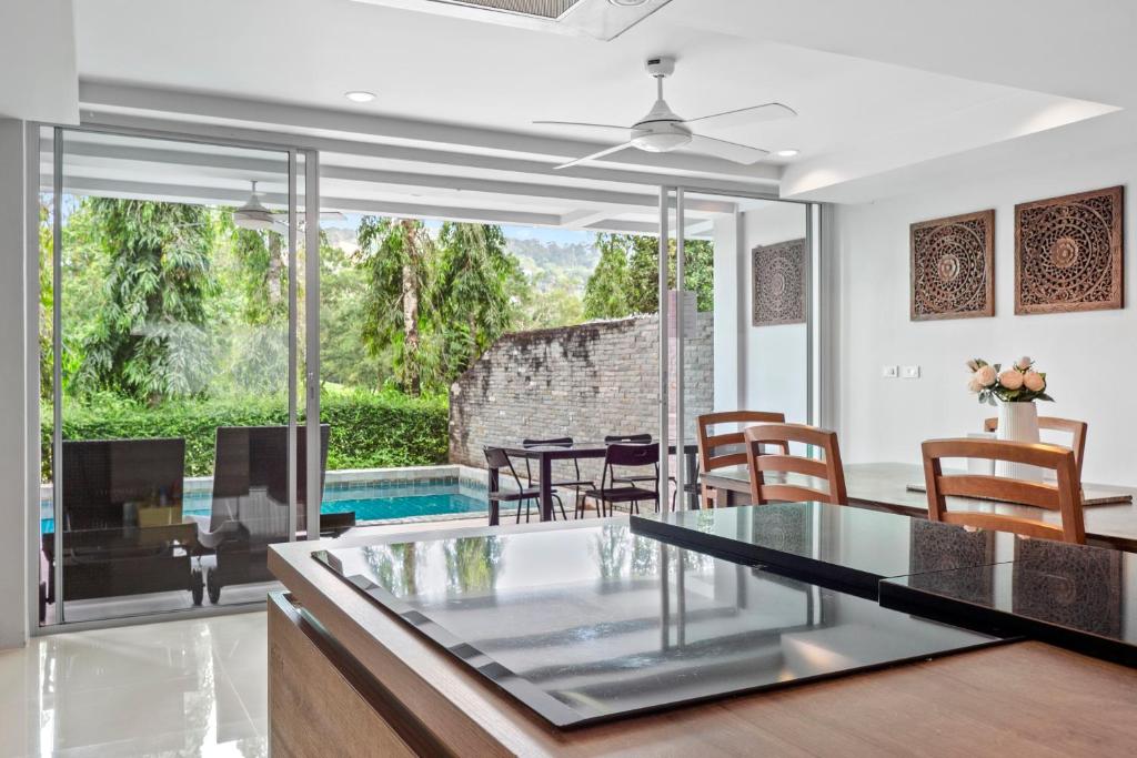 The Fairways Villas - 5 bedrooms & bathroom for up to 14 guests 7kms to Patong The Fairways Villas - 5 bedrooms & bathroom for up to 14 guests 7kms to Patong