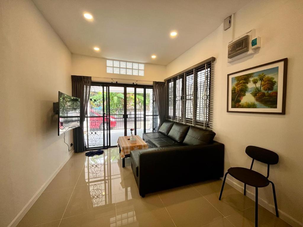 White House With 2bedrooms plus 1 bathroom sharing Near Phuket Kathu Waterfall White House With 2bedrooms plus 1 bathroom sharing Near Phuket Kathu Waterfall