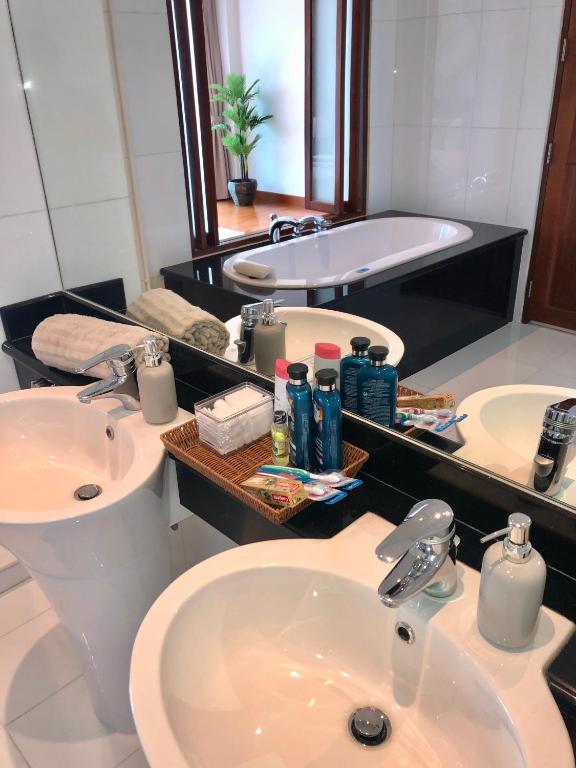 D-Lux 4 bed beachfront apartment with sea view D-Lux 4 bed beachfront apartment with sea view