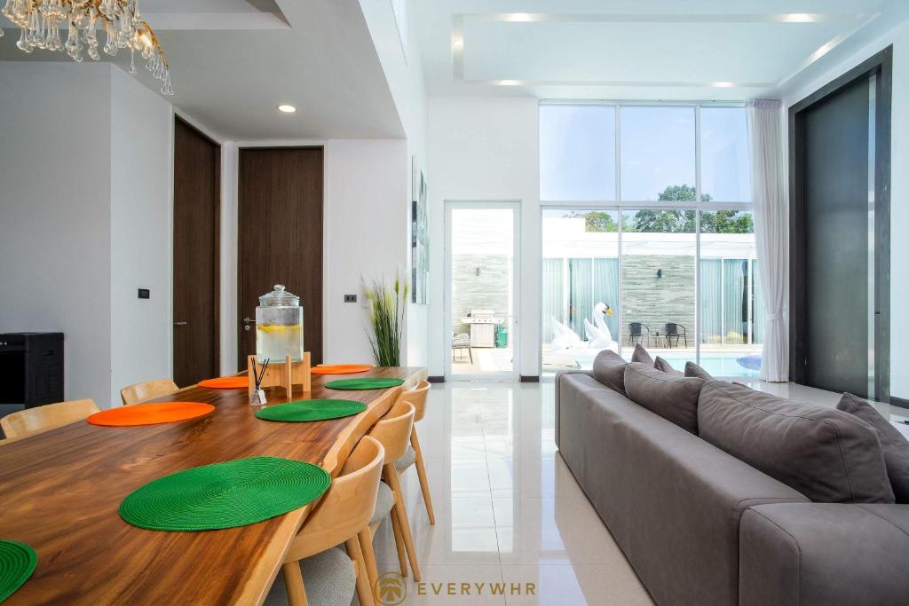 Villa Lyrah - 10BR Villa with 2 Pools in Phuket Villa Lyrah - 10BR Villa with 2 Pools in Phuket