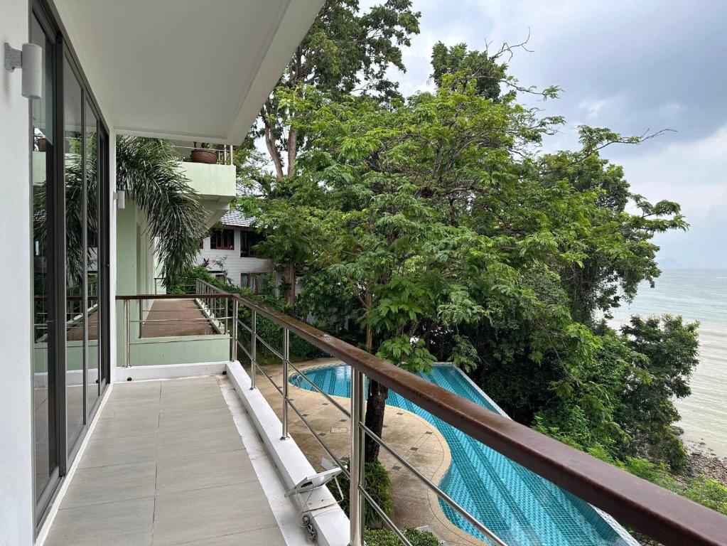 Secluded Oasis in Ratsada, Thailand - Private Villa with Stunning Sea Views Secluded Oasis in Ratsada, Thailand - Private Villa with Stunning Sea Views