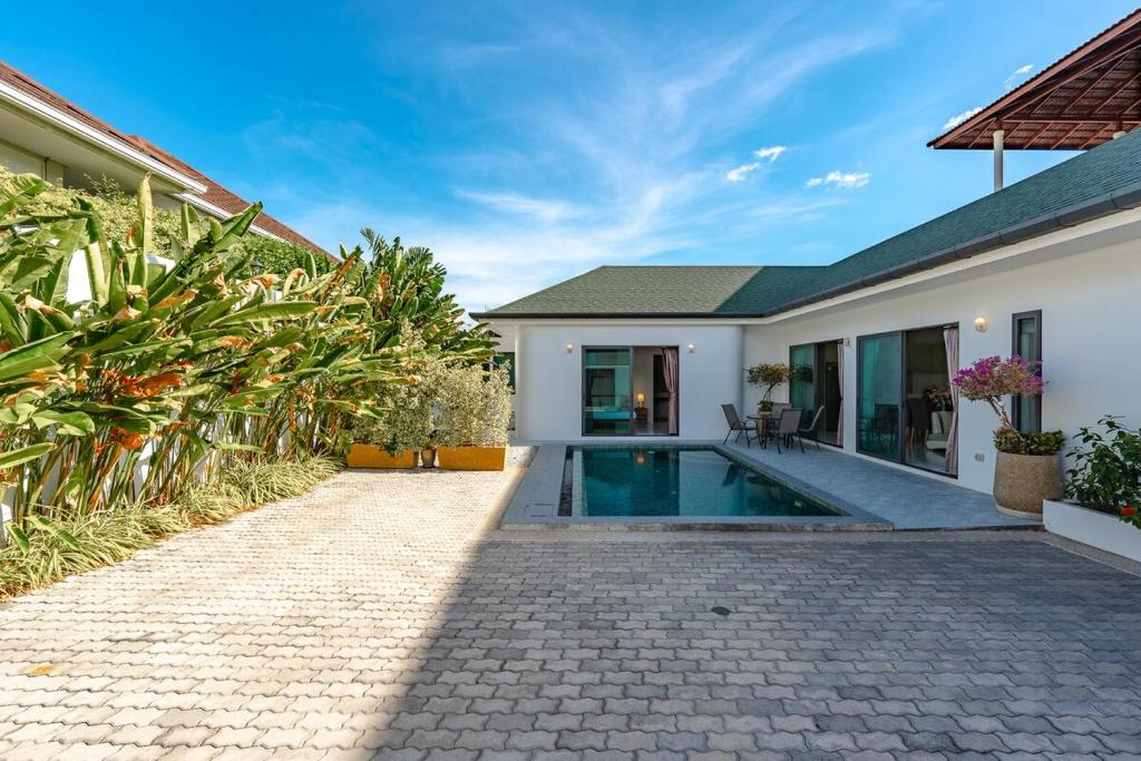 V189 Stylish 3BR Hideaway Pool & Beach Vibes