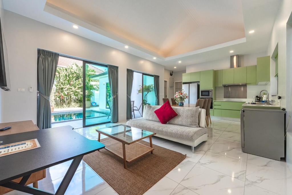 V189 Stylish 3BR Hideaway Pool & Beach Vibes