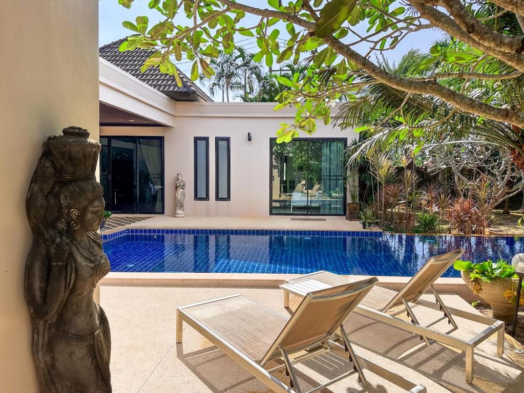 Villa Intira 5 bedrooms with 12m private pool and garden
