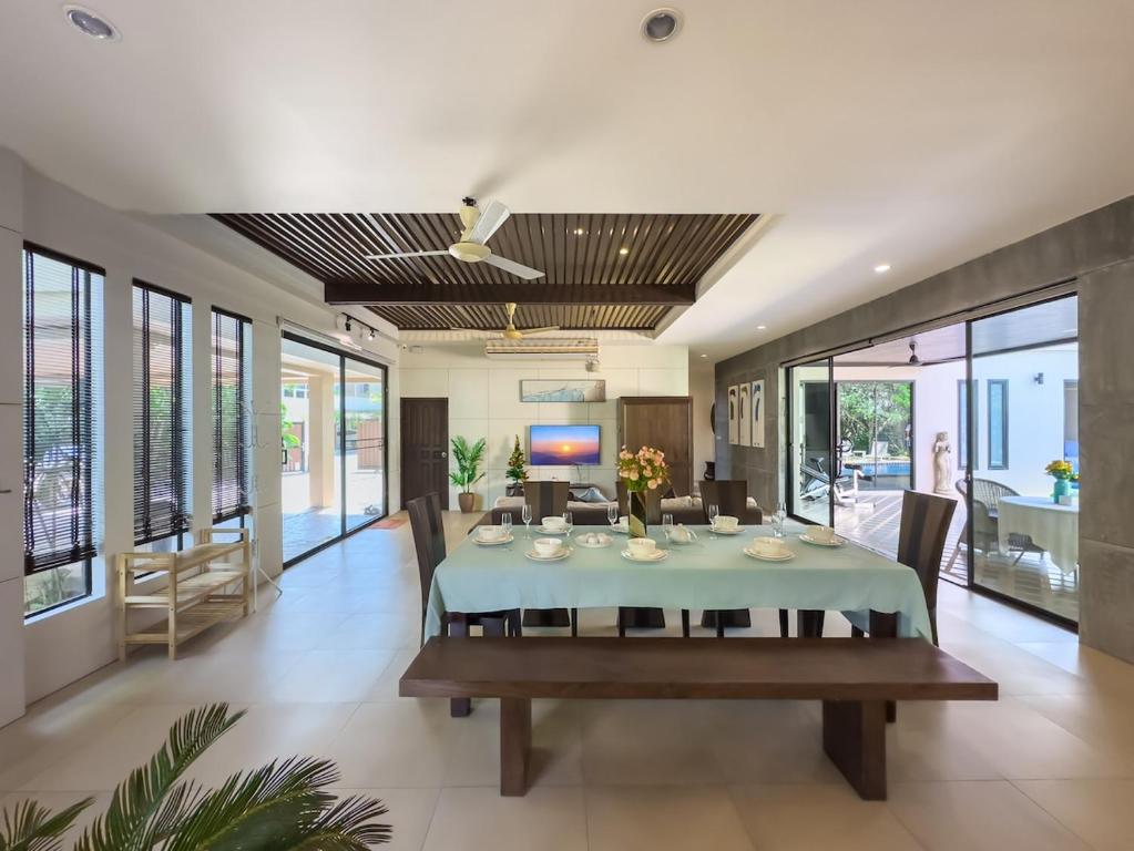 Villa Intira 5 bedrooms with 12m private pool and garden